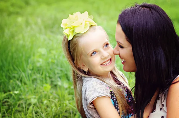 Mãe feliz e filha retrato — Fotografia de Stock