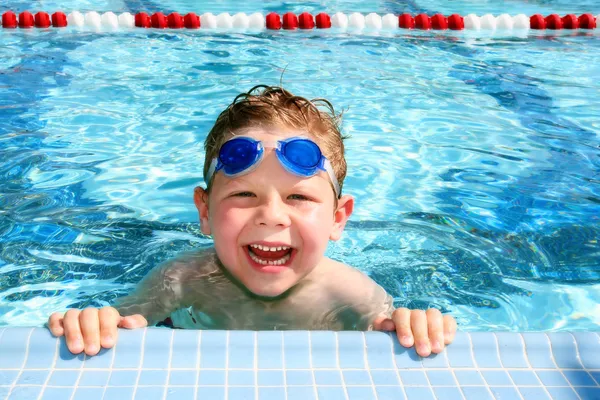 Enfant heureux dans une piscine — Photo