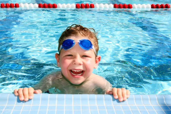 Niño feliz en una piscina —  Fotos de Stock