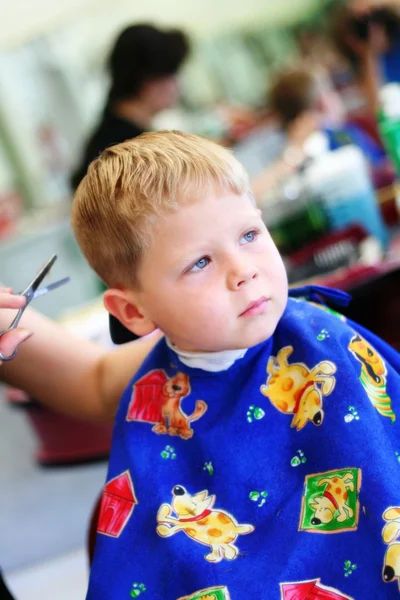 Child at the hairdresser — Stock Photo, Image