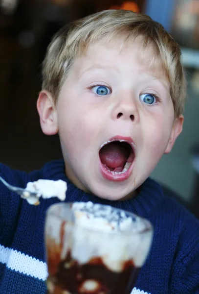 Menino comendo sorvete — Fotografia de Stock