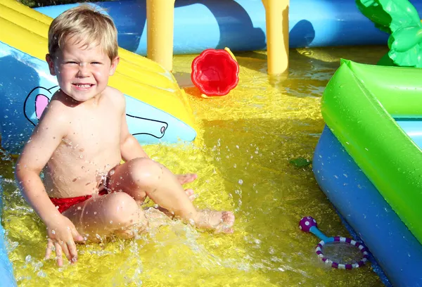 Summer fun in the back yard — Stock Photo, Image