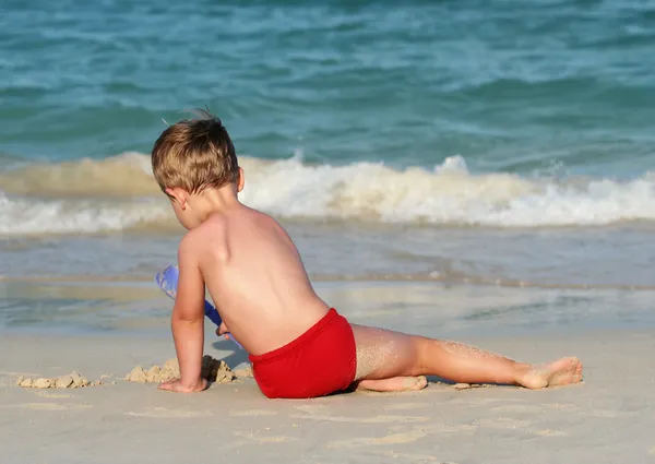 Little boy on a tropical beach — Stock Photo, Image