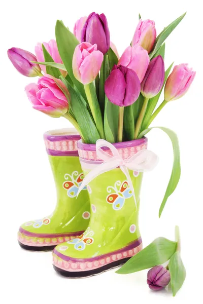 Primavera tulipa flores em botas — Fotografia de Stock