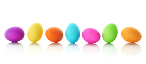 Huevos de Pascua coloridos en una fila — Foto de Stock