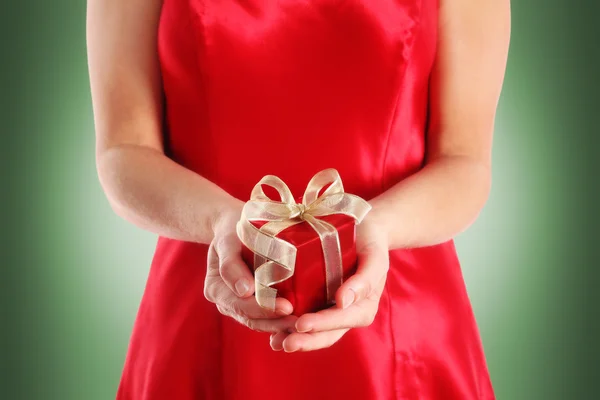 Scatola regalo rossa nelle mani della donna — Foto Stock