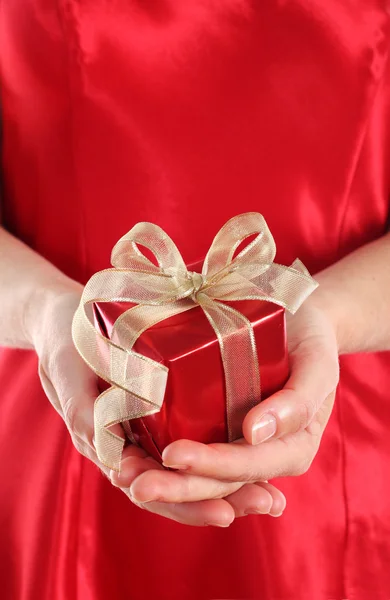 Scatola regalo rossa nelle mani della donna — Foto Stock