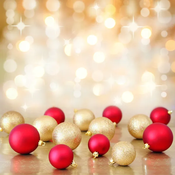 Bola de Navidad sobre fondo de luces desenfocadas — Foto de Stock