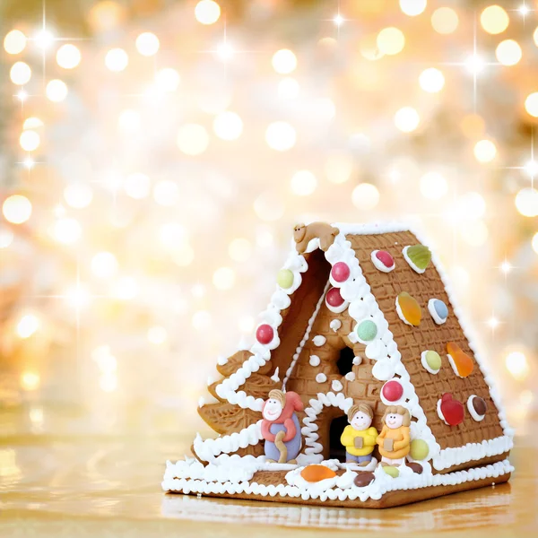 Weihnachten Lebkuchenhaus Dekoration auf defokussierten Lichtern Backg — Stockfoto