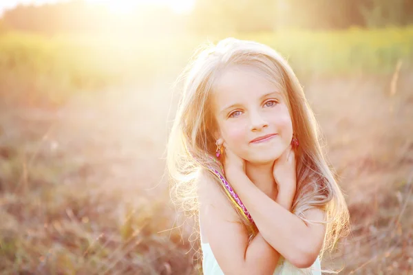 Glad liten flicka på Sommaräng — Stockfoto