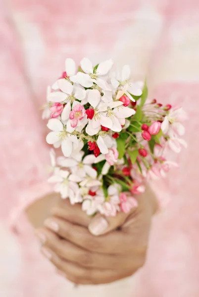 Femme tenant des fleurs fraîches de printemps — Photo