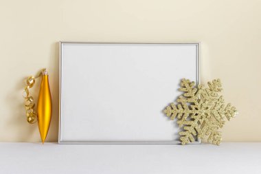 A4 çerçeve ve altın büyük kar tanesi ve dekoratif oyuncakla Noel kompozisyon modelleme şablonu.