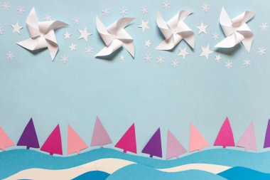 Noel, kağıt sahneli yeni yıl tebrik kartı - Noel ağaçları, kar ve origami kağıt yıldızları. Boş alanı kopyalayan fotoğraf.