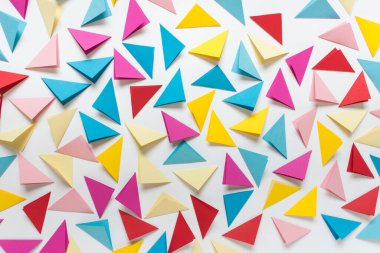 Beyaz arkaplanda rastgele düzenlenmiş renkli üçgenlerle soyut arkaplan.