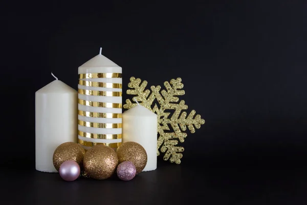 Рождественская Новогодняя Композиция Тремя Свечами Золотыми Безделушками Золотой Снежинкой Черном — стоковое фото