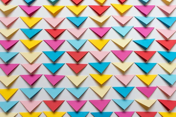 Fondo Abstracto Con Dispuestos Filas Triángulos Plegados Coloridos Sobre Fondo — Foto de Stock