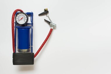 Beyaz arka planda bisiklet tekeri hava pompası. Boş alanı kopyalayan resim.