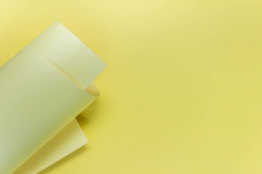 Sarı kağıtlı yaratıcı bir arka plan, sarı arka planda katlanmış. Boş alanı kopyalayan resim.