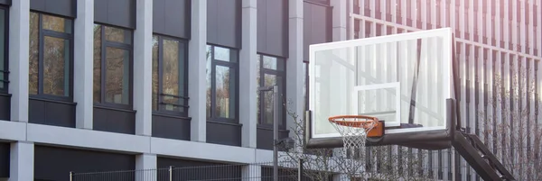 Спортивний Фітнес Банер Баскетбольною Мережею Фоні Зовнішньої Офісної Будівлі — стокове фото