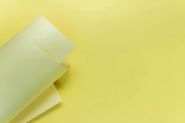 Fundo Criativo Com Rolo Papel Amarelo Dobre Fundo Amarelo Imagem — Fotografia de Stock