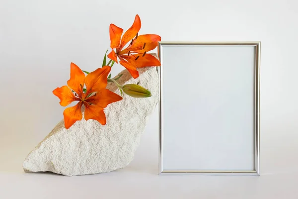 Πρότυπο Mockup Κάθετο Ασημί Πλαίσιο Λευκή Πέτρα Και Πορτοκαλί Λουλούδια Royalty Free Φωτογραφίες Αρχείου