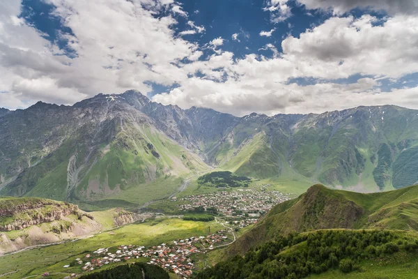 Кавказский вид на горы — стоковое фото