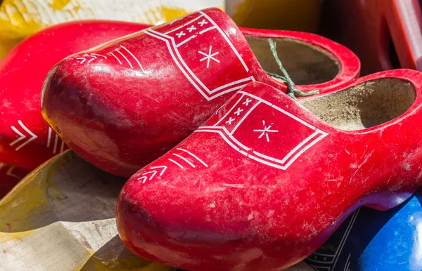 Zapatos rojos de madera — Foto de Stock