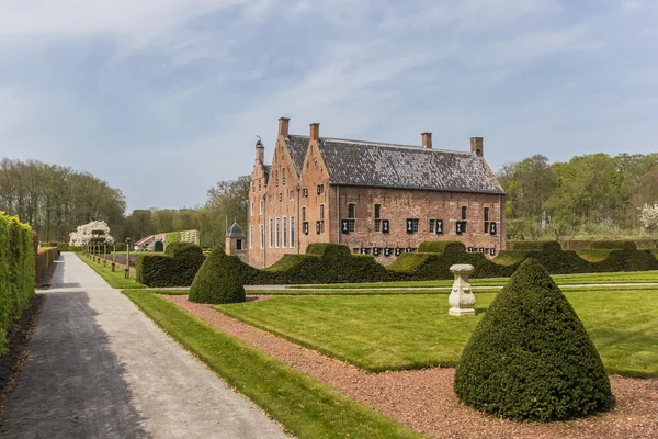 Garden and the old dutch mansion Menkemaborg — 스톡 사진