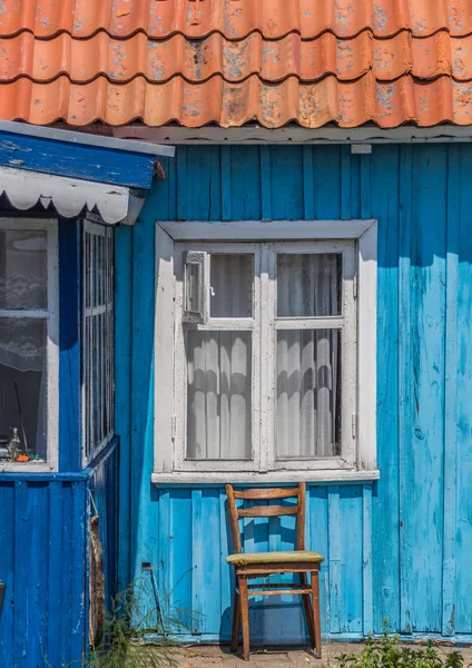 Ventana y silla de una casa en Nida —  Fotos de Stock