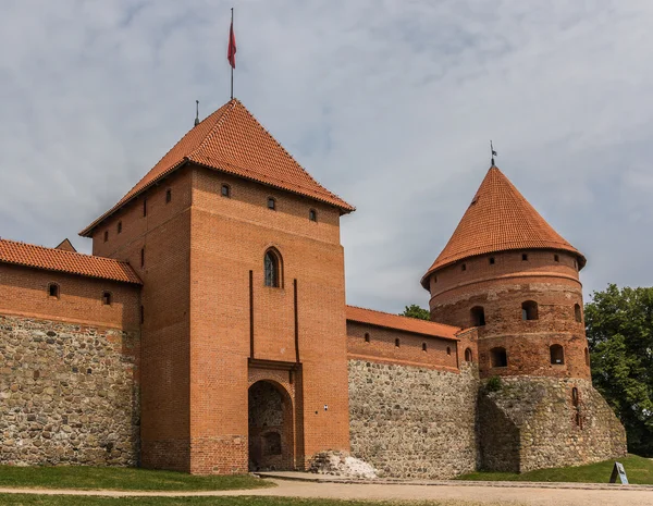 トラカイの赤れんが造りの城へのゲート — ストック写真