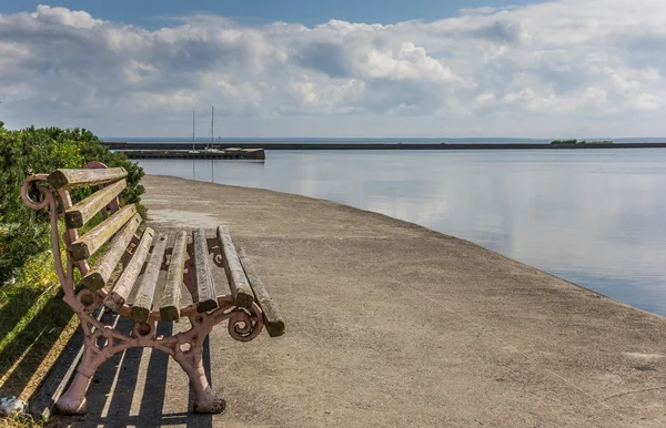 Скамейка на набережной Куршской косы — стоковое фото