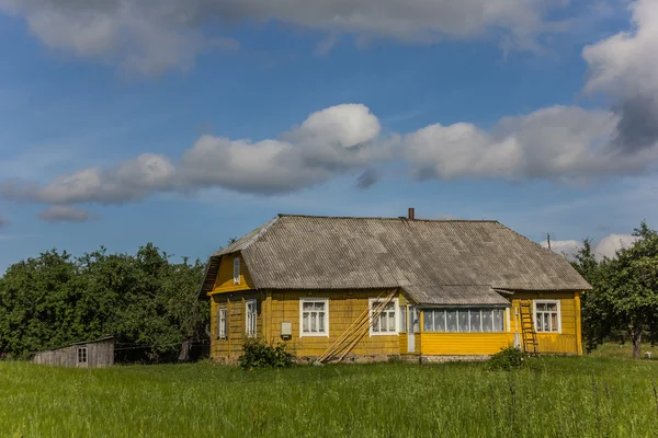 Żółty dom drewniany w park narodowy aukstaitija — Zdjęcie stockowe
