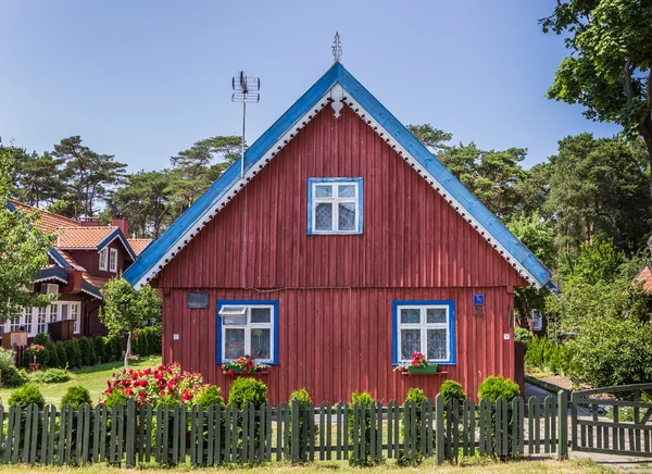 Casa roja con cerca verde —  Fotos de Stock