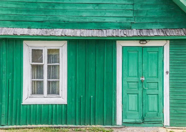 Detalle de una casa tradicional de madera verde en Trakai —  Fotos de Stock