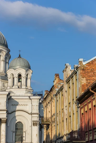 Kaunas Pyhä Mikael arkkienkeli kirkko ja vanhat talot — kuvapankkivalokuva