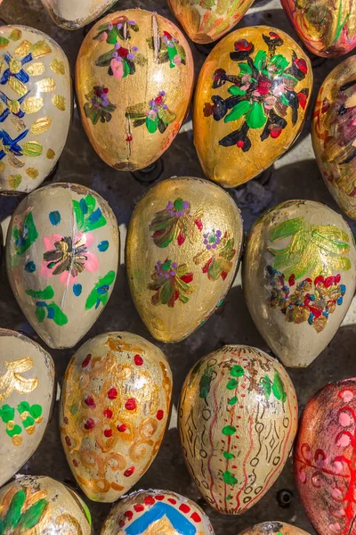 Huevos de Pascua en diferentes diseños — Foto de Stock