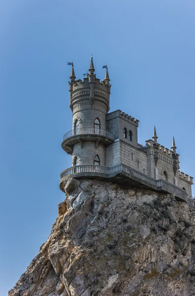 Nid d'hirondelle au sommet d'une falaise près de Yalta — Photo