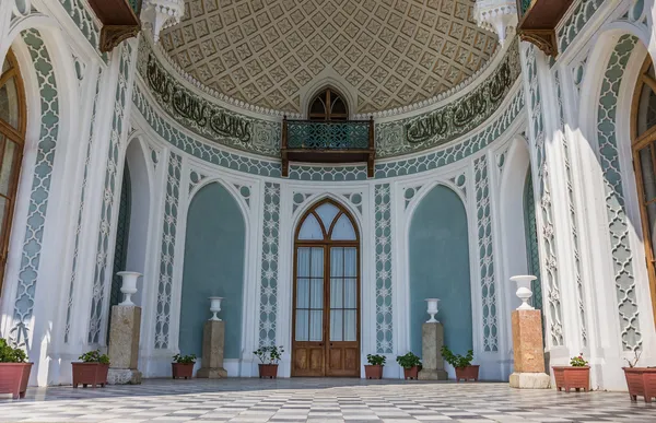 Framsidan av vorontsov palace nära alupka — Stockfoto