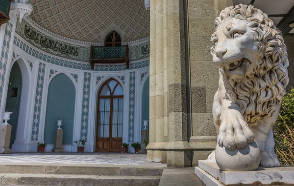 León de mármol en el Palacio de Vorontsov cerca de Alupka — Foto de Stock