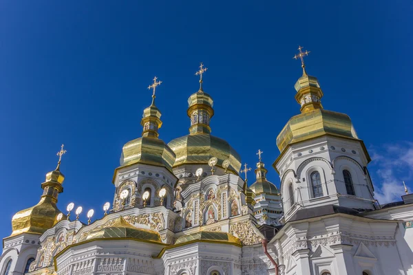 Katedraalin kupolit Kiovassa Pechersk Lavra — kuvapankkivalokuva