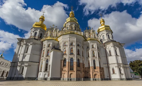 Katedraalin edessä Kiovassa Pechersk Lavra — kuvapankkivalokuva