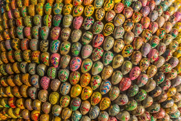 Muchos huevos de Pascua en diferentes diseños — Foto de Stock