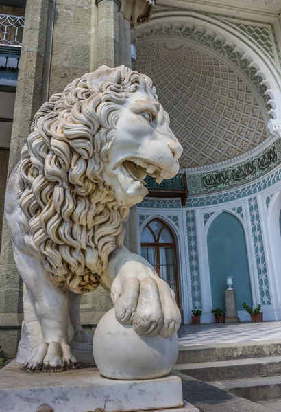 León de mármol en el Palacio de Vorontsov cerca de Alupka —  Fotos de Stock