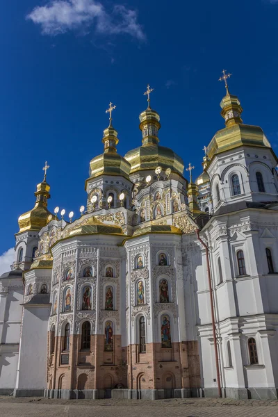 Katedraali kultainen kupolit Kiovassa Pechersk Lavra — kuvapankkivalokuva