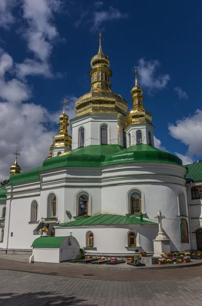 Catedral con techo verde en el Kiev Pechersk Lavra — Foto de Stock