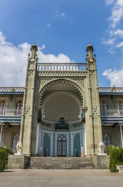 Framsidan av vorontsov palace nära alupka — Stockfoto