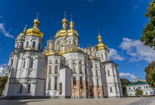 Katedraali kultainen kupolit Kiovassa Pechersk Lavra — kuvapankkivalokuva