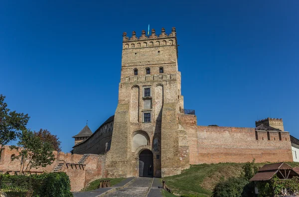 卢茨克城堡顶上的乌克兰国旗 — 图库照片