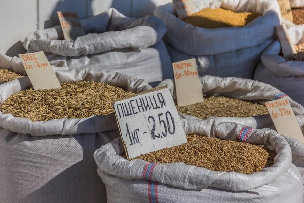 Säcke mit Getreide auf einem ukrainischen Markt — Stockfoto