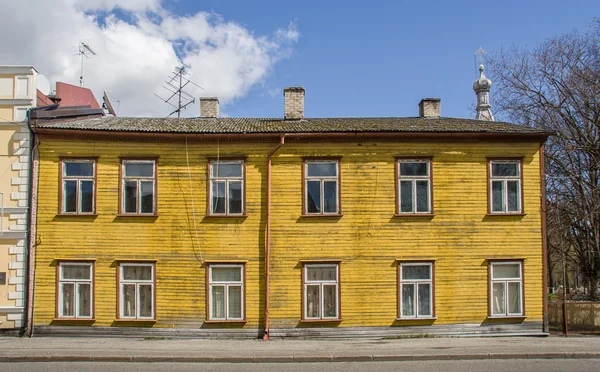 Casa amarela em Parnu — Fotografia de Stock